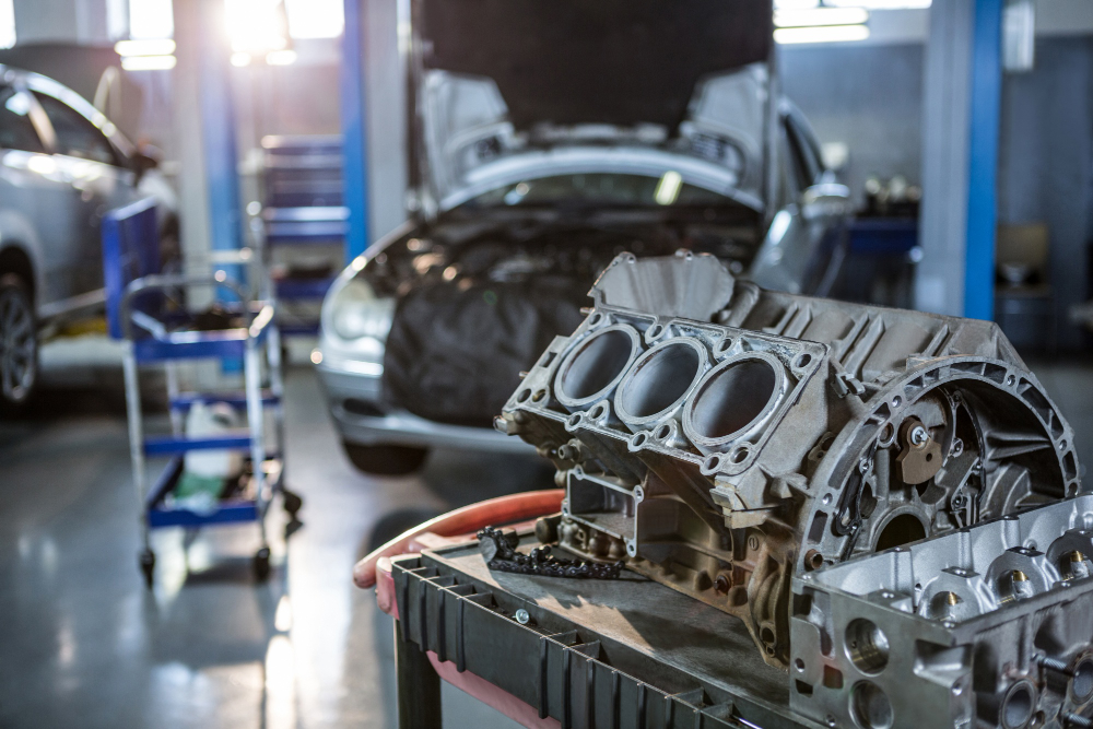 Bloque motor de un automóvil siendo revisado en taller mecánico — cilindrada