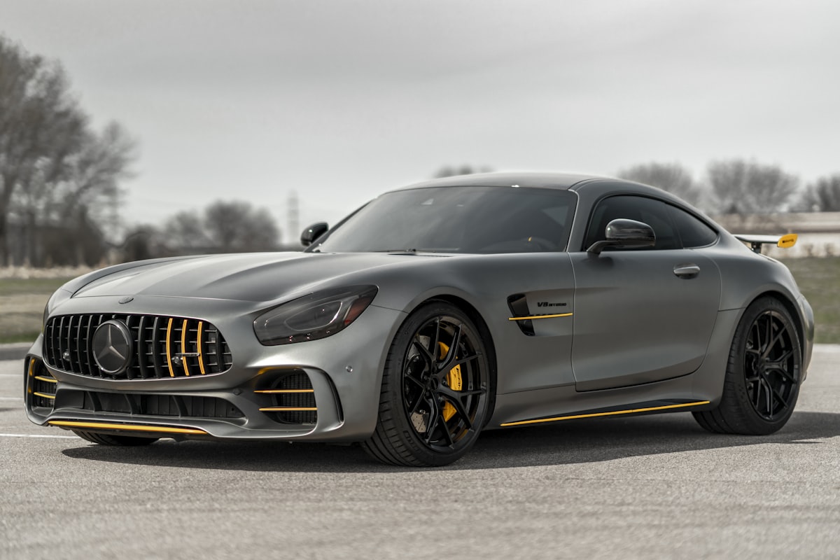 Mercedes-AMG con motor V8 biturbo de alta cilindrada — potencia y tecnología Mercedes 2026